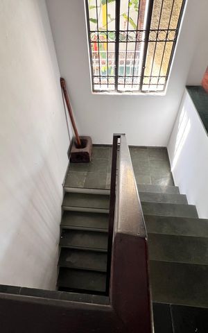 Casa à venda com 700m², 4 quartos e 2 vagas Casa à venda com 700m², 4 quartos e 2 vagasEscada