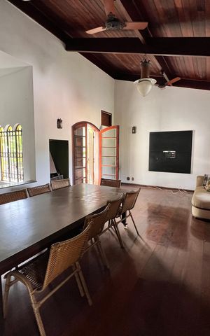 Casa à venda com 700m², 4 quartos e 2 vagas Casa à venda com 700m², 4 quartos e 2 vagasSala