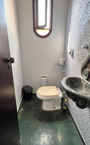 Casa à venda com 700m², 4 quartos e 2 vagas Casa à venda com 700m², 4 quartos e 2 vagasLavabo Sala