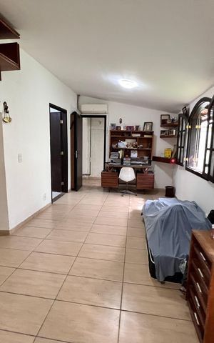Casa à venda com 700m², 4 quartos e 2 vagas Casa à venda com 700m², 4 quartos e 2 vagasÁrea de Serviço - Quarto