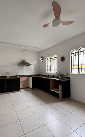 Casa à venda com 700m², 4 quartos e 2 vagas Casa à venda com 700m², 4 quartos e 2 vagasCozinha