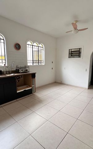 Casa à venda com 700m², 4 quartos e 2 vagas Casa à venda com 700m², 4 quartos e 2 vagasCozinha