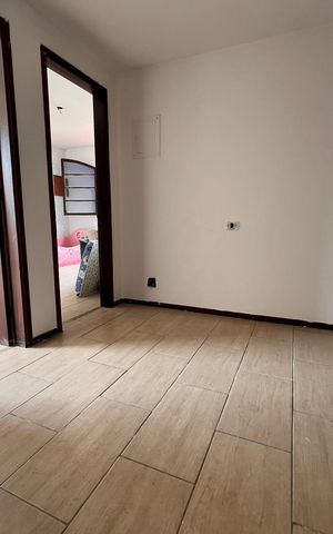Casa à venda com 700m², 4 quartos e 2 vagas Casa à venda com 700m², 4 quartos e 2 vagasHall