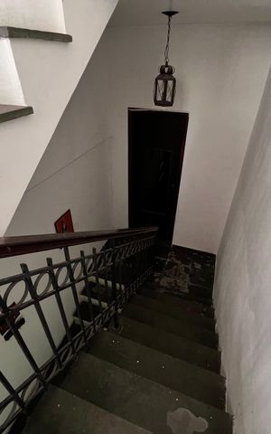 Casa à venda com 700m², 4 quartos e 2 vagas Casa à venda com 700m², 4 quartos e 2 vagasEscada