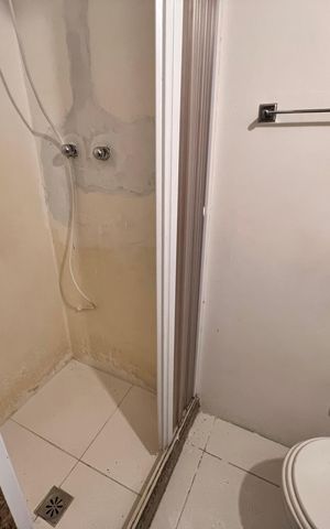 Casa à venda com 700m², 4 quartos e 2 vagas Casa à venda com 700m², 4 quartos e 2 vagasÁrea de Serviço - Banheiro