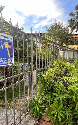 Casa à venda com 700m², 4 quartos e 2 vagas Casa à venda com 700m², 4 quartos e 2 vagasPlaquinha
