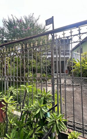 Casa à venda com 700m², 4 quartos e 2 vagas Casa à venda com 700m², 4 quartos e 2 vagasFachada