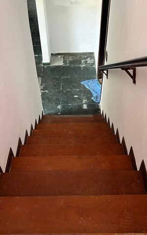 Casa à venda com 700m², 4 quartos e 2 vagas Casa à venda com 700m², 4 quartos e 2 vagasEscada