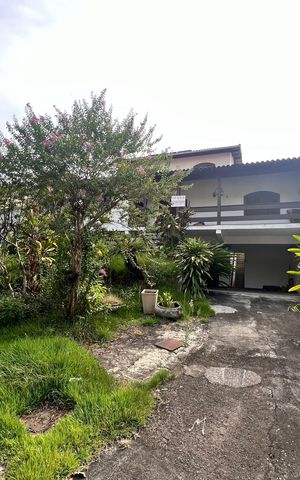 Casa à venda com 700m², 4 quartos e 2 vagas Casa à venda com 700m², 4 quartos e 2 vagasFachada