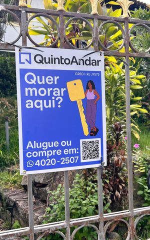 Casa à venda com 700m², 4 quartos e 2 vagas Casa à venda com 700m², 4 quartos e 2 vagasPlaquinha