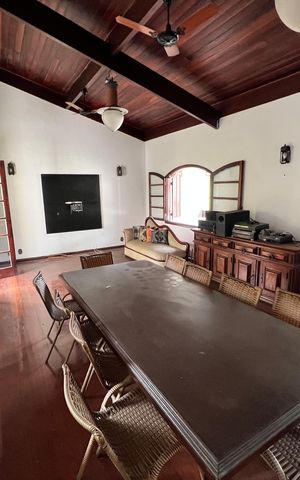 Casa à venda com 700m², 4 quartos e 2 vagas Casa à venda com 700m², 4 quartos e 2 vagasSala