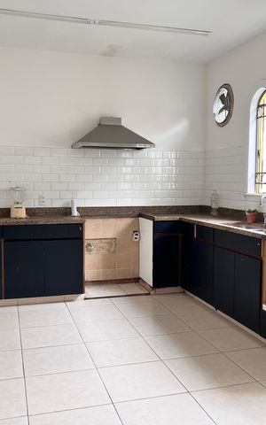 Casa à venda com 700m², 4 quartos e 2 vagas Casa à venda com 700m², 4 quartos e 2 vagasCozinha
