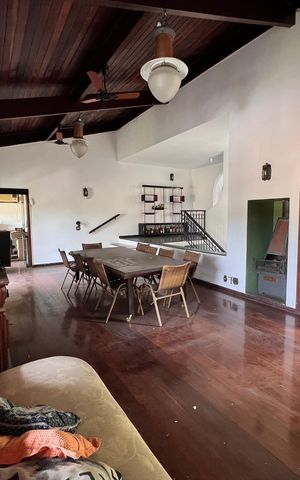 Casa à venda com 700m², 4 quartos e 2 vagas Casa à venda com 700m², 4 quartos e 2 vagasSala