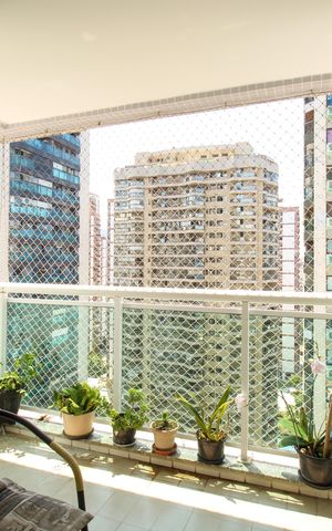 Apartamento à venda com 200m², 3 quartos e 1 vaga Apartamento à venda com 200m², 3 quartos e 1 vagaVaranda da Sala