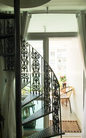 Apartamento à venda com 200m², 3 quartos e 1 vaga Apartamento à venda com 200m², 3 quartos e 1 vagaEscada para 2 andar