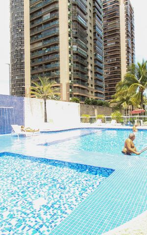 Apartamento à venda com 200m², 3 quartos e 1 vaga Apartamento à venda com 200m², 3 quartos e 1 vagaÁrea comum - Piscina