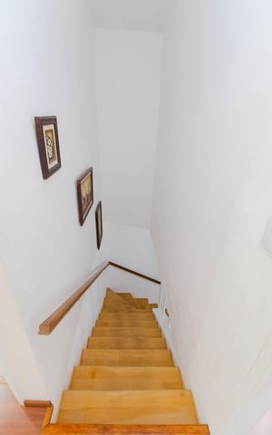 Casa à venda com 100m², 2 quartos e 1 vagaEscada Quartos/Sala