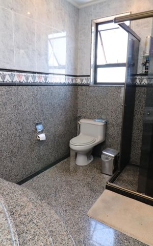Casa à venda com 450m², 3 quartos e 3 vagasBanheiro da Suíte 2
