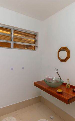 Casa à venda com 400m², 6 quartos e 11 vagas Casa à venda com 400m², 6 quartos e 11 vagasCasa 2 - Banheiro