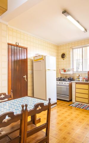 Casa à venda com 225m², 3 quartos e 6 vagas Casa à venda com 225m², 3 quartos e 6 vagasCozinha (Casa 1)