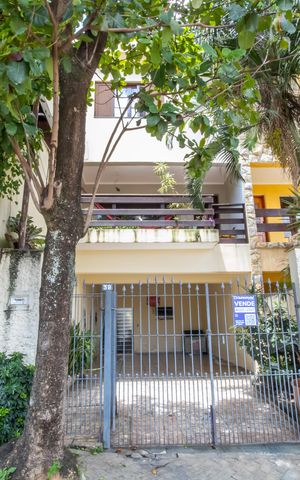 Casa à venda com 225m², 3 quartos e 6 vagas Casa à venda com 225m², 3 quartos e 6 vagasFachada