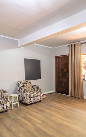 Casa à venda com 225m², 3 quartos e 6 vagas Casa à venda com 225m², 3 quartos e 6 vagasSala (Casa 1)