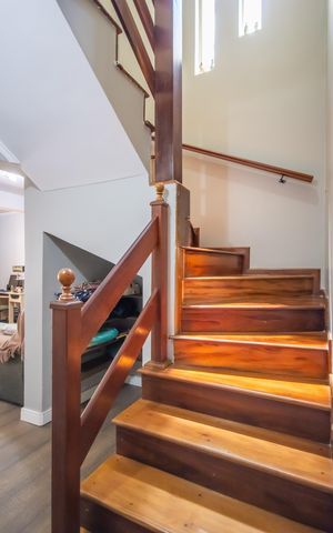 Casa à venda com 225m², 3 quartos e 6 vagas Casa à venda com 225m², 3 quartos e 6 vagasEscada (Casa 1)