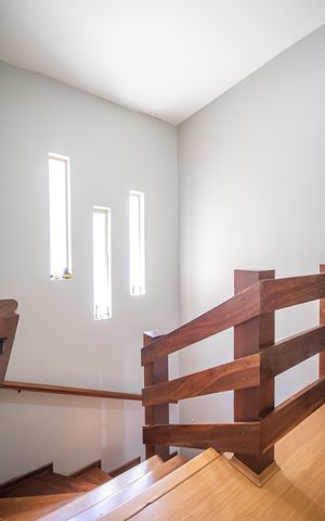 Casa à venda com 225m², 3 quartos e 6 vagas Casa à venda com 225m², 3 quartos e 6 vagasEscada (Casa 1)