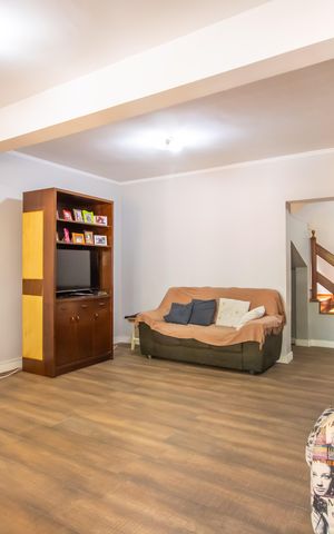 Casa à venda com 225m², 3 quartos e 6 vagas Casa à venda com 225m², 3 quartos e 6 vagasSala (Casa 1)