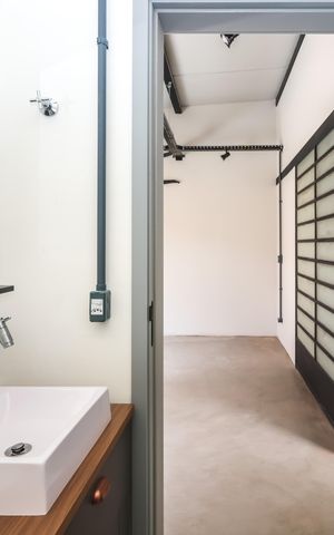 Casa de condomínio à venda com 180m², 5 quartos e 3 vagas Casa de condomínio à venda com 180m², 5 quartos e 3 vagasCasa 3 - Banheiro