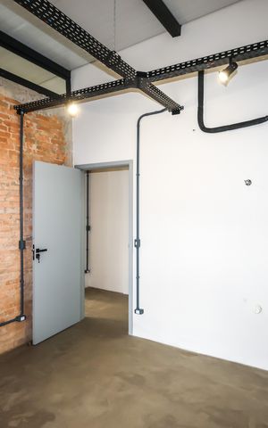 Casa de condomínio à venda com 180m², 5 quartos e 3 vagas Casa de condomínio à venda com 180m², 5 quartos e 3 vagasCasa 1 - Quarto