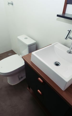 Casa de condomínio à venda com 180m², 5 quartos e 3 vagas Casa de condomínio à venda com 180m², 5 quartos e 3 vagasCasa 2 - Banheiro