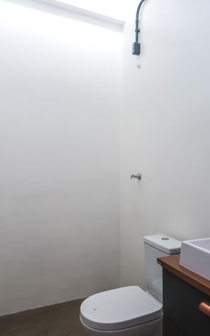 Casa de condomínio à venda com 180m², 5 quartos e 3 vagas Casa de condomínio à venda com 180m², 5 quartos e 3 vagasCasa 2 - Banheiro