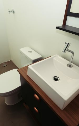 Casa de condomínio à venda com 180m², 5 quartos e 3 vagas Casa de condomínio à venda com 180m², 5 quartos e 3 vagasCasa 3 - Banheiro