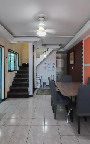Casa à venda com 233m², 3 quartos e 2 vagasSala