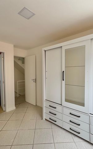 Casa de condomínio à venda com 200m², 4 quartos e 2 vagas Casa de condomínio à venda com 200m², 4 quartos e 2 vagasSuíte 2