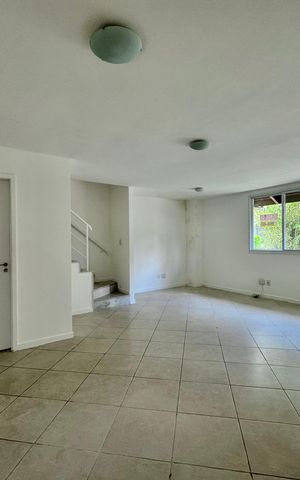 Casa de condomínio à venda com 200m², 4 quartos e 2 vagas Casa de condomínio à venda com 200m², 4 quartos e 2 vagasSala