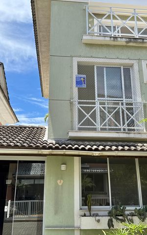 Casa de condomínio à venda com 200m², 4 quartos e 2 vagas Casa de condomínio à venda com 200m², 4 quartos e 2 vagasFachada e Plaquinha 2PRJ220/70