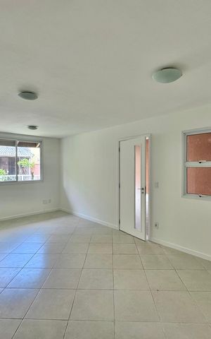 Casa de condomínio à venda com 200m², 4 quartos e 2 vagas Casa de condomínio à venda com 200m², 4 quartos e 2 vagasSala