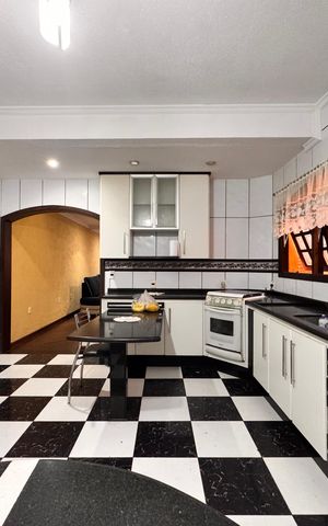 Casa para alugar com 350m², 3 quartos e 3 vagas Casa para alugar com 350m², 3 quartos e 3 vagasCozinha