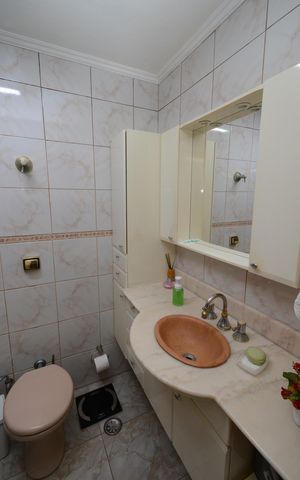Casa à venda com 220m², 3 quartos e 2 vagasBanheiro 1