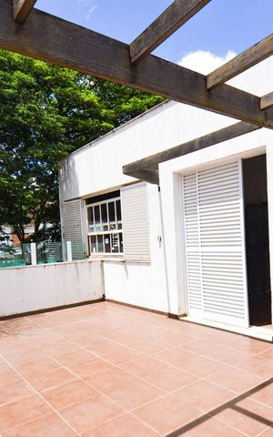 Casa à venda com 314m², 7 quartos e 4 vagas Casa à venda com 314m², 7 quartos e 4 vagasVaranda
