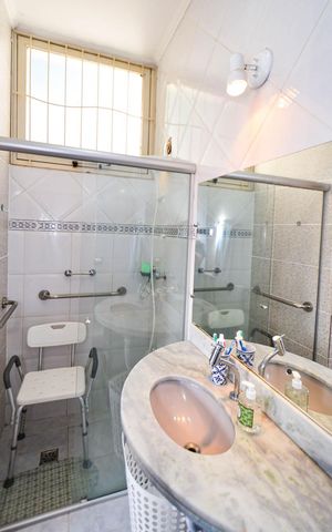 Casa à venda com 314m², 7 quartos e 4 vagas Casa à venda com 314m², 7 quartos e 4 vagasBanheiro suite