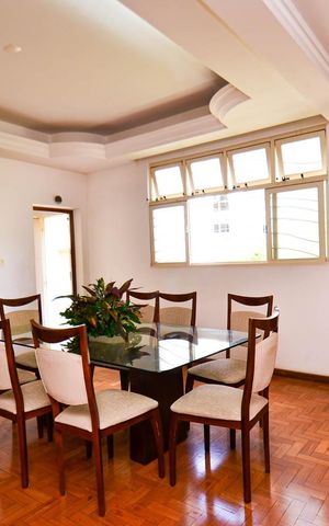 Casa à venda com 314m², 7 quartos e 4 vagas Casa à venda com 314m², 7 quartos e 4 vagasSala de jantar