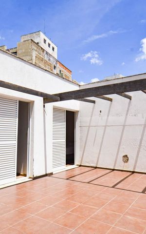 Casa à venda com 314m², 7 quartos e 4 vagas Casa à venda com 314m², 7 quartos e 4 vagasVaranda