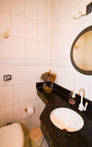 Casa à venda com 314m², 7 quartos e 4 vagas Casa à venda com 314m², 7 quartos e 4 vagasBanheiro social