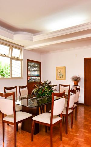 Casa à venda com 314m², 7 quartos e 4 vagas Casa à venda com 314m², 7 quartos e 4 vagasSala de jantar