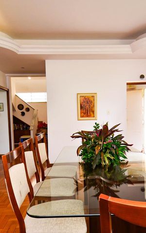 Casa à venda com 314m², 7 quartos e 4 vagas Casa à venda com 314m², 7 quartos e 4 vagasSala de jantar