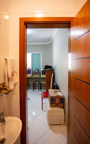 Casa à venda com 237m², 4 quartos e 5 vagasBanheiro de serviço