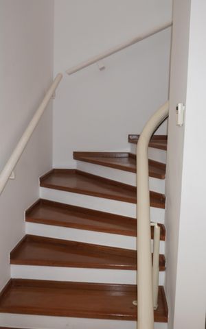 Casa à venda com 203m², 3 quartos e 2 vagasEscada
